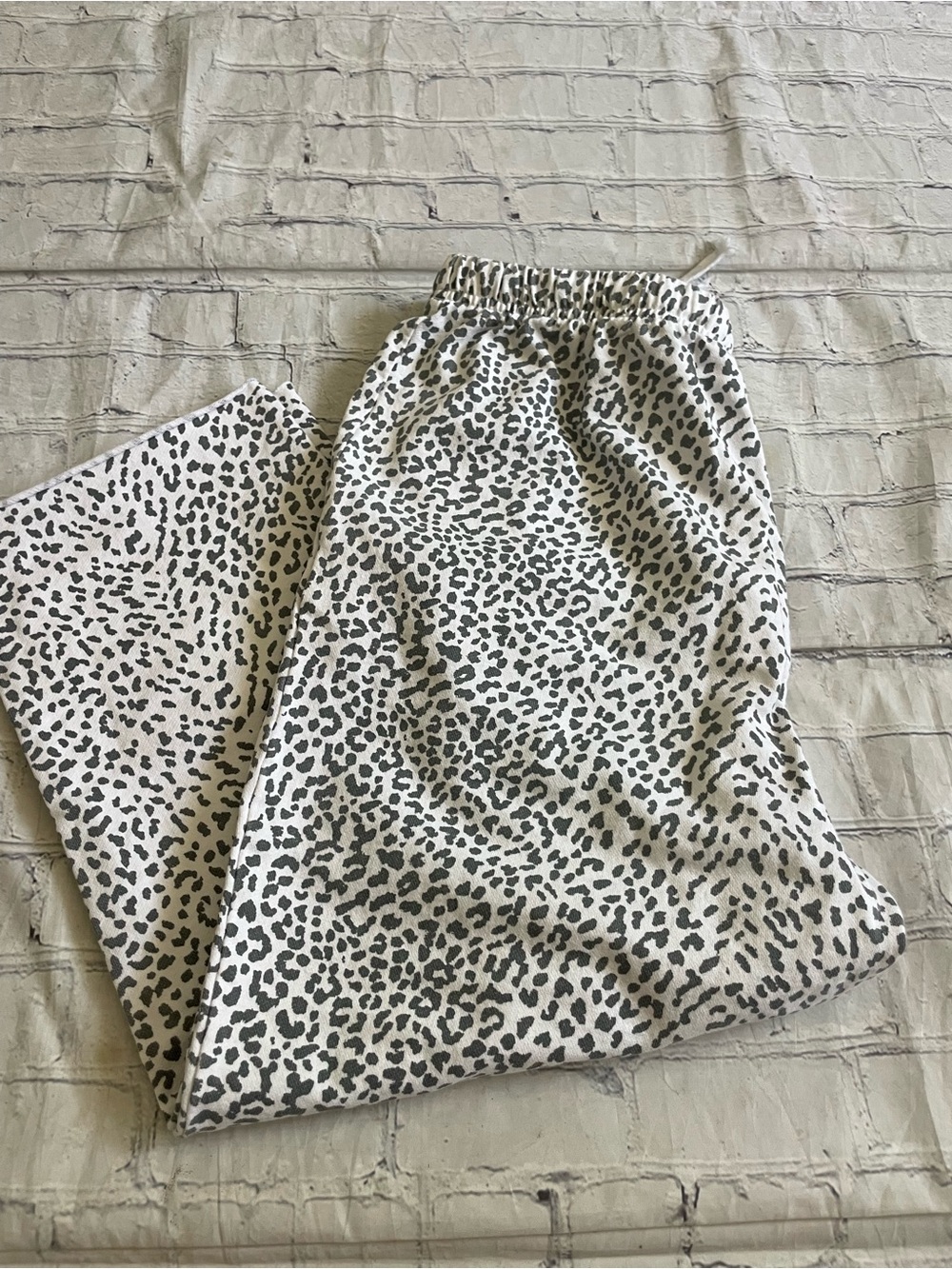 Main Strip White & Grey Leopard Print Casual Pants